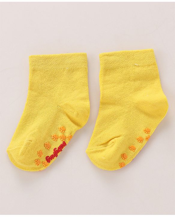 Cutewalk by Babyhug Cotton Anti-Bacterial Anti-Skid Ankle Length Striped & Giraffe Design Socks Pack of 3 - Yellow & Grey