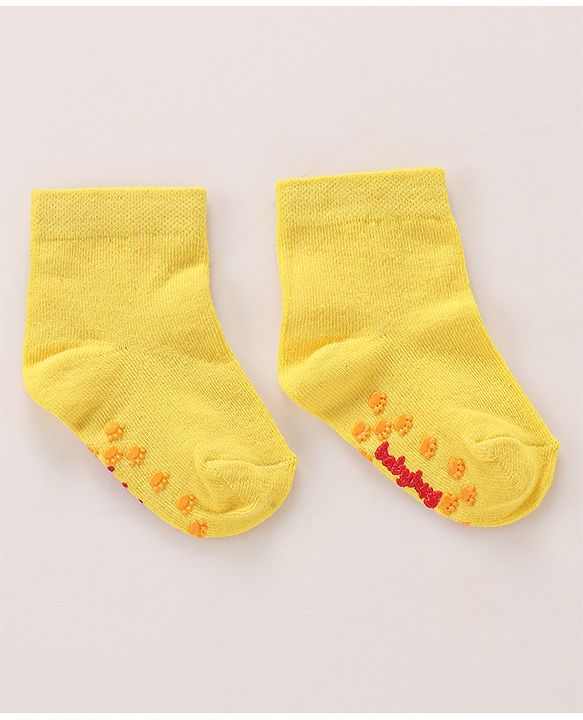 Cutewalk by Babyhug Cotton Anti-Bacterial Anti-Skid Ankle Length Striped & Giraffe Design Socks Pack of 3 - Yellow & Grey
