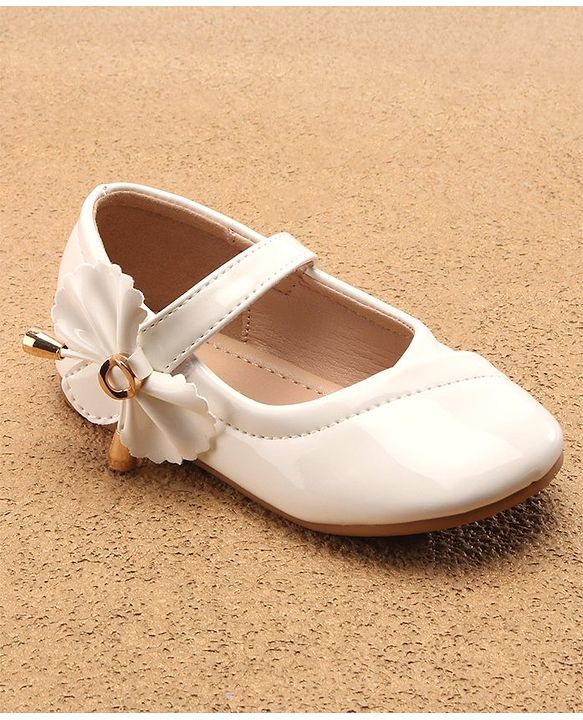 Cute Walk by Babyhug Velcro Closure Bellies with Bow Applique - White