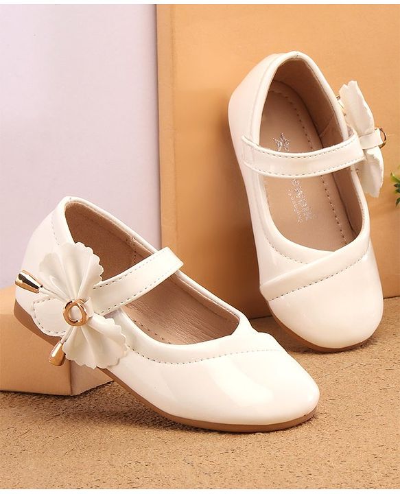 Cute Walk by Babyhug Velcro Closure Bellies with Bow Applique - White