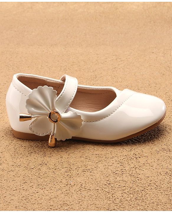Cute Walk by Babyhug Velcro Closure Bellies with Bow Applique - White
