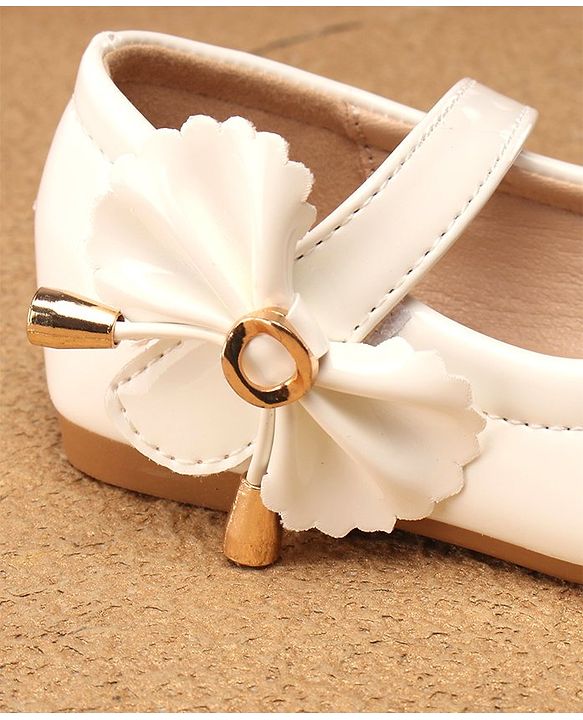 Cute Walk by Babyhug Velcro Closure Bellies with Bow Applique - White