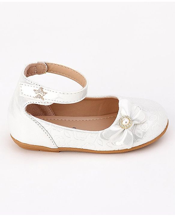 Cute Walk by Babyhug Velcro Closure Bellies with Bow - White
