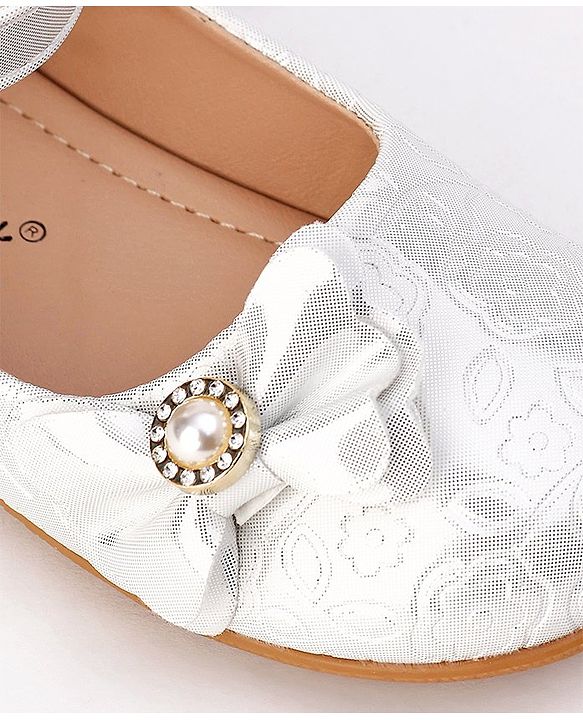 Cute Walk by Babyhug Velcro Closure Bellies with Bow - White