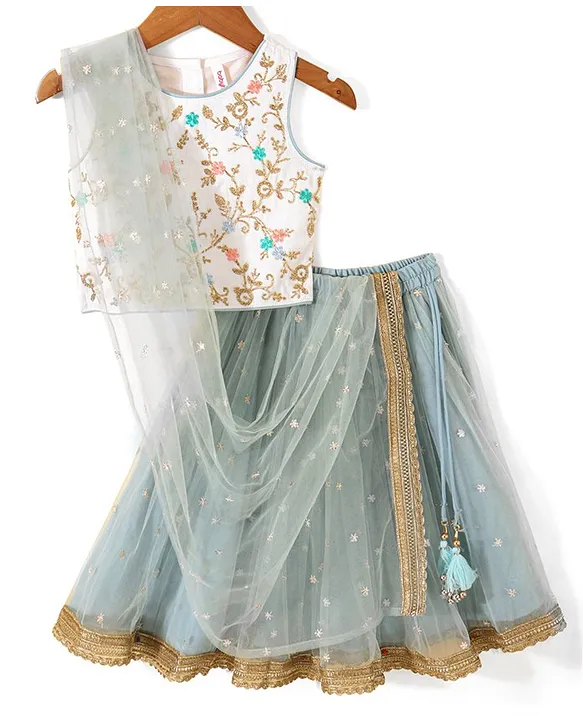At Rhea Kapoor-Karan Boolani's wedding, Shanaya wore a mustard blond polka  printed lehenga, paired with a strappy crop blouse and golden accessories.  | गर्ल्स के लिए इंस्पिरेशन बनी ये दीवा: रिया कपूर-करण