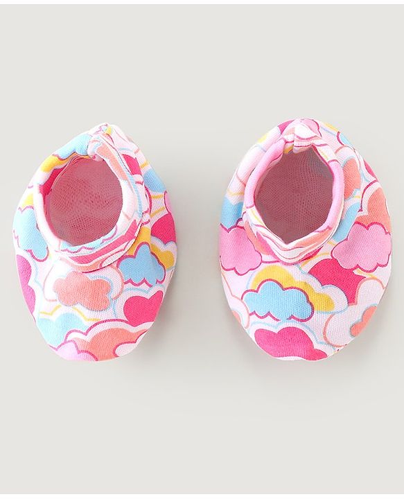 Babyhug 100% Cotton Cap Mittens And Booties With Cloud Print Pink - Diameter 9.5 cm