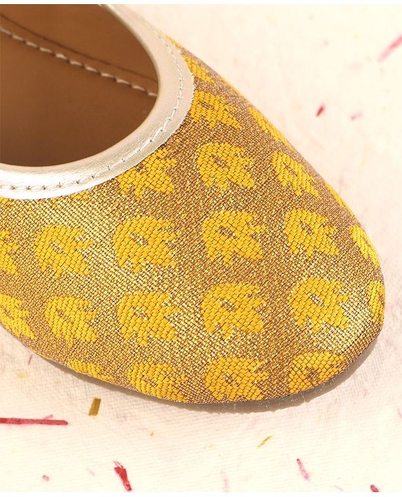 Cute Walk by Babyhug Foil Print Mojaris - Yellow
