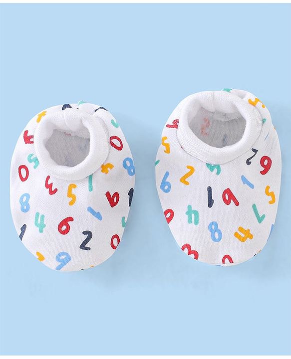 Babyhug 100% Cotton Knit Cap Mittens & Booties Number Print - Multicolour