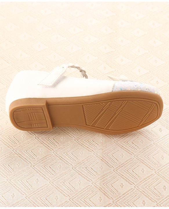 Cute Walk By Babyhug Bellies With Velcro Closure & Bow Applique - White