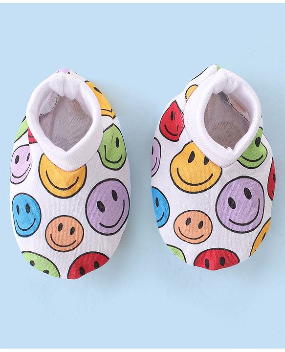 Babyhug 100% Cotton Knit Cap Mittens And Booties Smiley Print - Multicolor