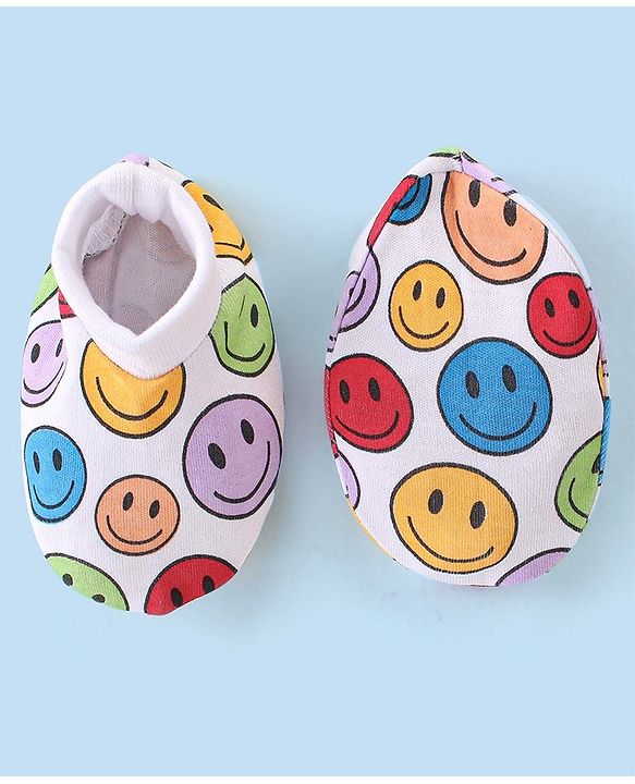 Babyhug 100% Cotton Knit Cap Mittens And Booties Smiley Print - Multicolor
