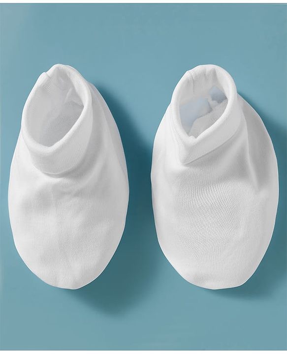 Babyhug 100% Cotton Knit Full Sleeves Onesie With  Cap Mittens & Booties Set Solid Colour - White
