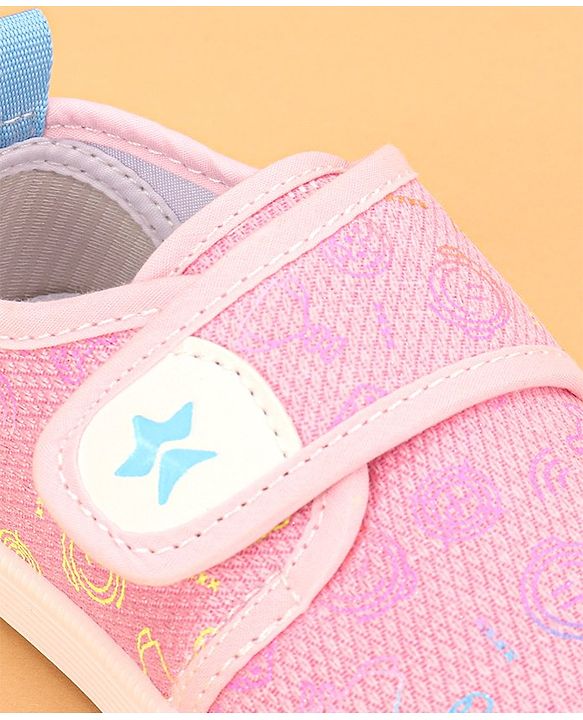 Cute Walk by Babyhug Casual Shoes with Velcro Trophy Print - Blue