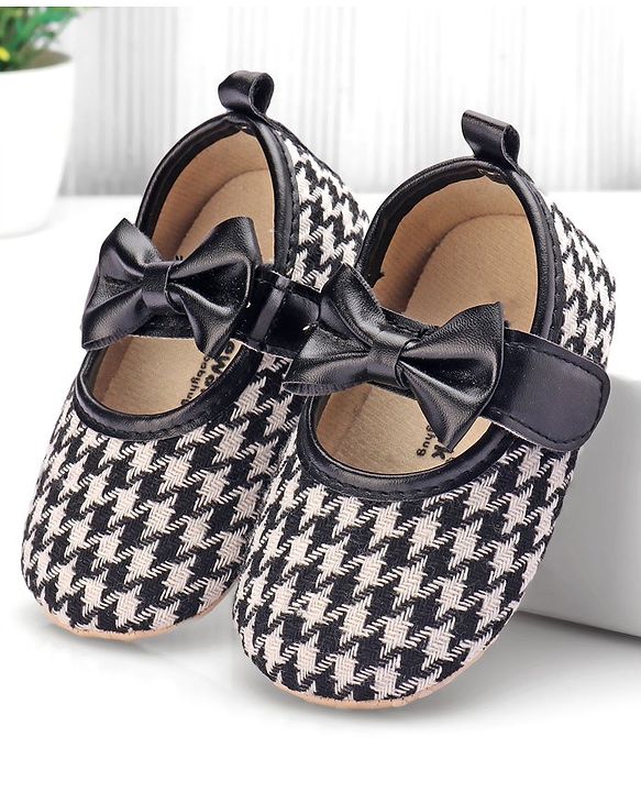 Cute Walk by Babyhug Velcro Closure Booties Bow Applique - Black