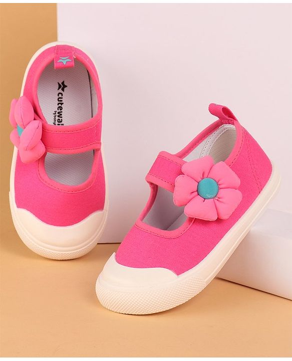 Cute Walk by Babyhug with Velcro Closure Casual Shoes Flower Applique - Fuschia