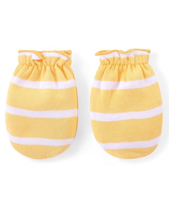 Babyhug 100% Cotton Knit Full Sleeves Onesies with Leggings and Cap Mittens Booties With Giraffe Print - Multicolor