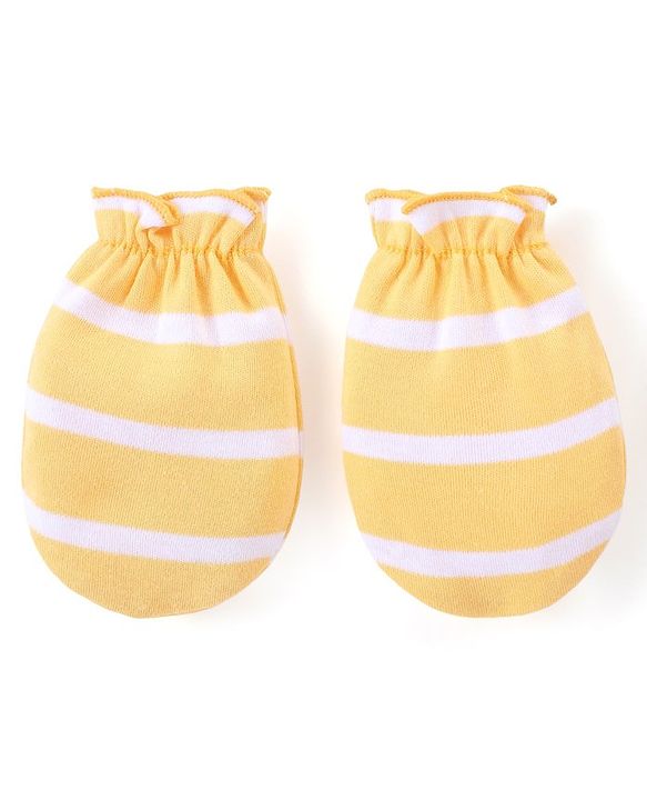 Babyhug 100% Cotton Knit Full Sleeves Onesies with Leggings and Cap Mittens Booties With Giraffe Print - Multicolor