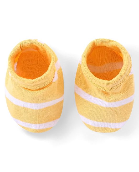 Babyhug 100% Cotton Knit Full Sleeves Onesies with Leggings and Cap Mittens Booties With Giraffe Print - Multicolor