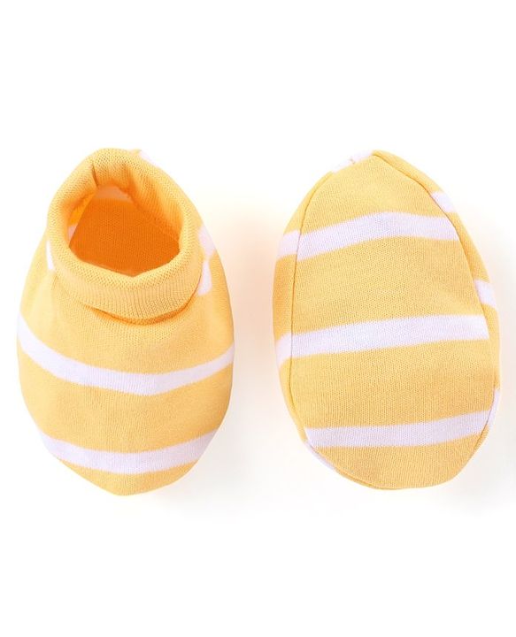 Babyhug 100% Cotton Knit Full Sleeves Onesies with Leggings and Cap Mittens Booties With Giraffe Print - Multicolor