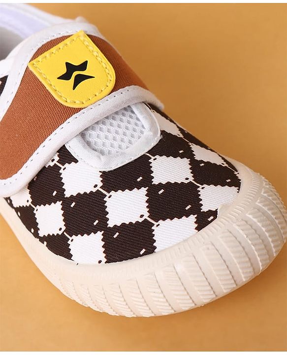 Cute Walk by Babyhug Casual Shoes with Velcro Closure & Checks Design - Brown
