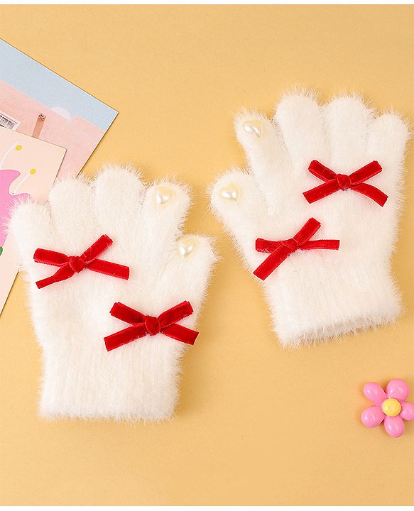 Babyhug Solid Coloured Gloves With Bow & Heart Applique -White