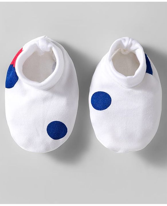 Babyhug Disney Interlock Knit Cap Mittens & Booties With Minnie Mouse Print White - Diameter 10 cm