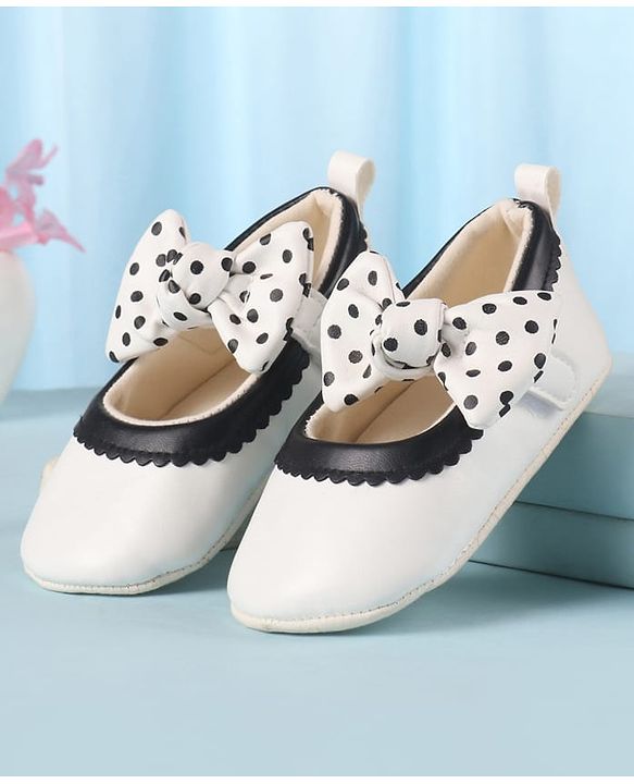Cute Walk by Babyhug Booties with Velcro Closure & Bow Applique - Black