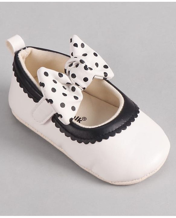 Cute Walk by Babyhug Booties with Velcro Closure & Bow Applique - Black