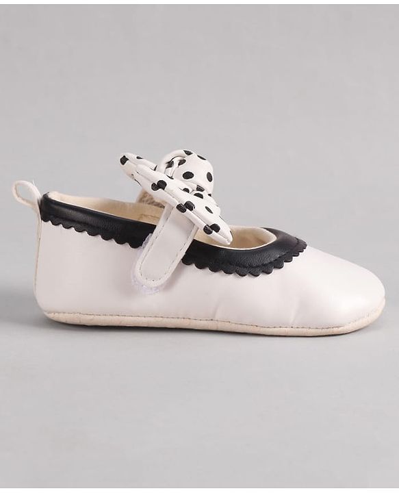 Cute Walk by Babyhug Booties with Velcro Closure & Bow Applique - Black