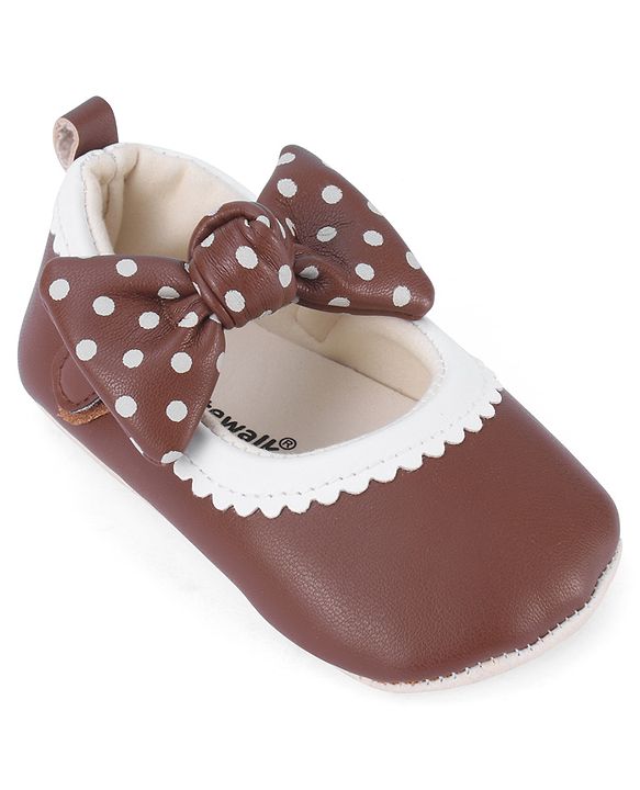 Cute Walk by Babyhug Booties with Velcro Closure & Bow Applique - Black