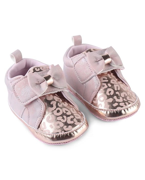 Cute Walk by Babyhug Booties With Velcro Closure & Bow Applique - Pink