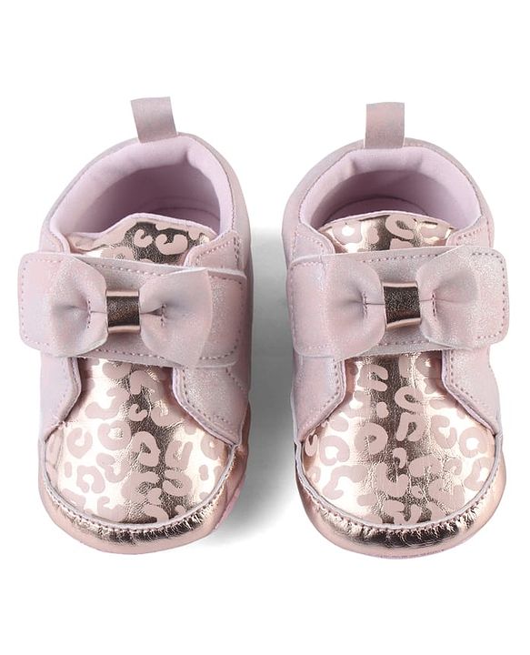 Cute Walk by Babyhug Booties With Velcro Closure & Bow Applique - Pink