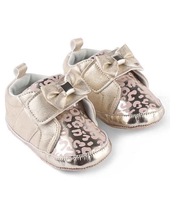 Cute Walk by Babyhug Booties With Velcro Closure & Bow Applique - Pink