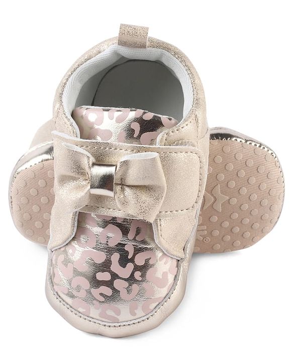 Cute Walk by Babyhug Booties With Velcro Closure & Bow Applique - Pink