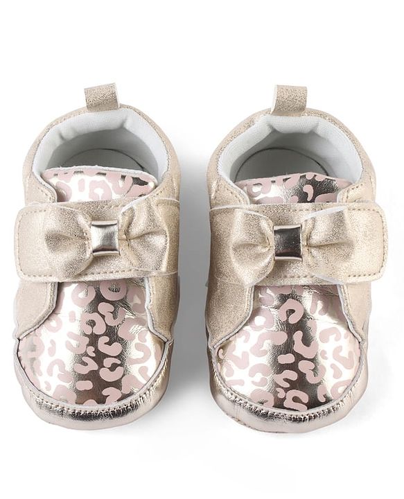 Cute Walk by Babyhug Booties With Velcro Closure & Bow Applique - Pink