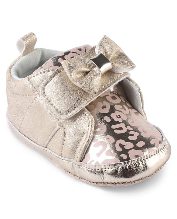 Cute Walk by Babyhug Booties With Velcro Closure & Bow Applique - Pink
