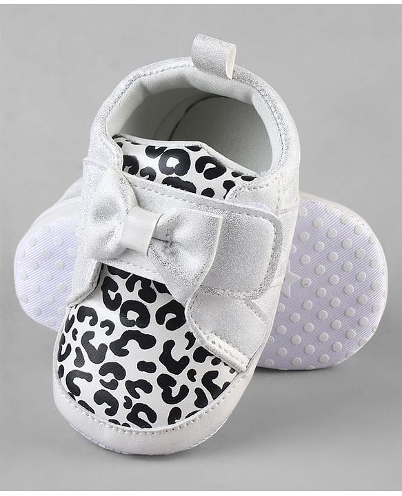 Cute Walk by Babyhug Booties With Velcro Closure & Bow Applique - Pink