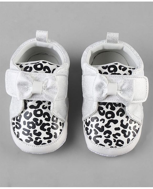 Cute Walk by Babyhug Booties With Velcro Closure & Bow Applique - Pink