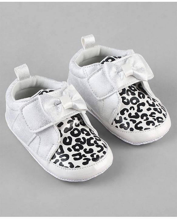 Cute Walk by Babyhug Booties With Velcro Closure & Bow Applique - Pink