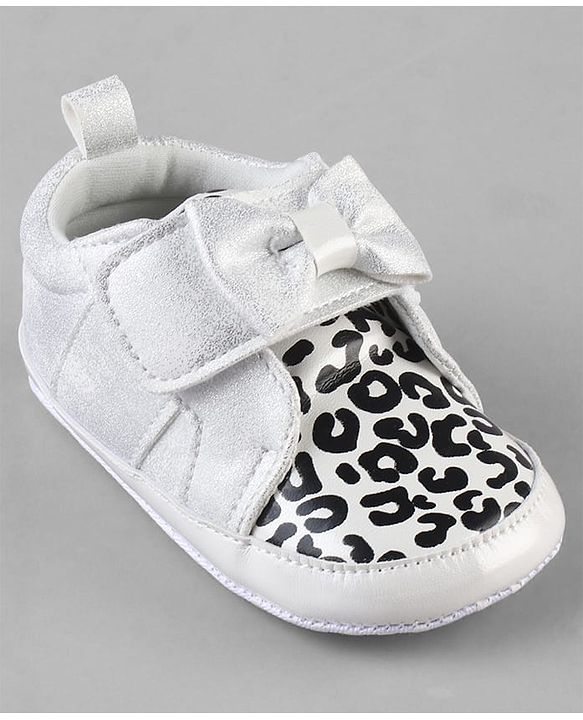 Cute Walk by Babyhug Booties With Velcro Closure & Bow Applique - Pink