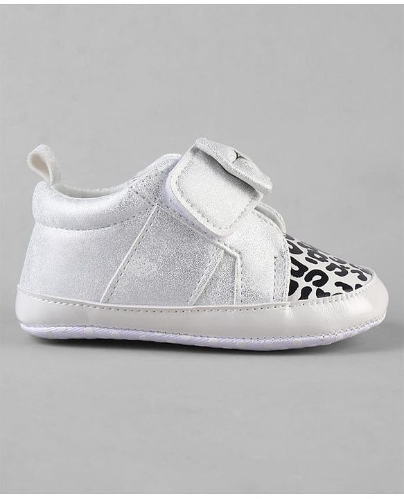 Cute Walk by Babyhug Booties With Velcro Closure & Bow Applique - Pink