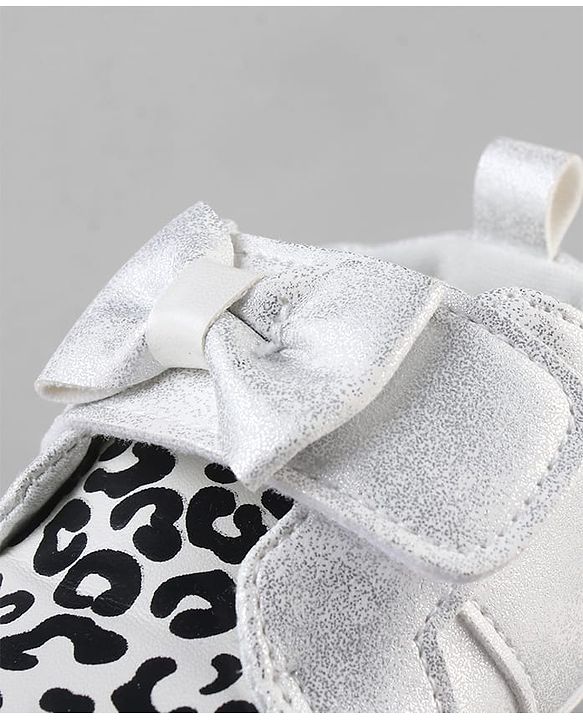 Cute Walk by Babyhug Booties With Velcro Closure & Bow Applique - Pink