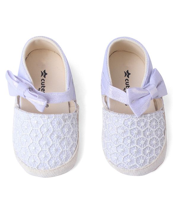 Cute Walk by Babyhug Booties With Bow Applique - White