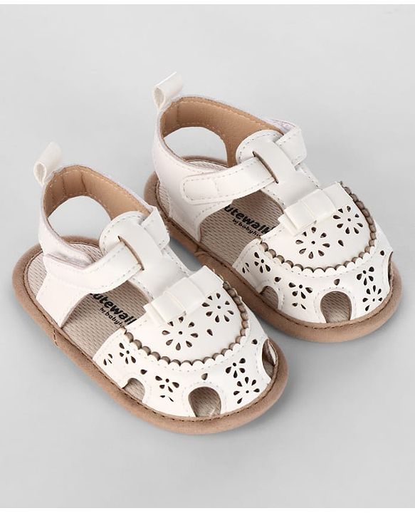 Cute Walk by Babyhug Velcro Closure Solid Booties - Pink