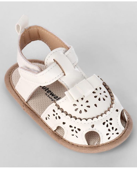 Cute Walk by Babyhug Velcro Closure Solid Booties - Pink