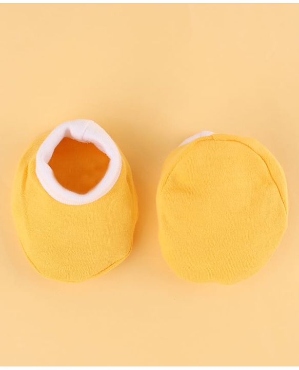Babyhug Premium 100% Cotton Newborn Gift Set  11 Pcs Clothing Hamper Duck Print - Yellow| Jhabla, Bib, Wrapper, Mittens, Booties, 3 Wash cloths & 2 Nappies| Gift Set for New Born Boys & Girls