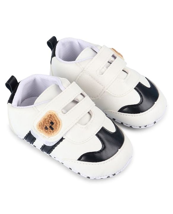 Cute Walk by Babyhug Velcro Closure Booties with Bear Applique - Green & White