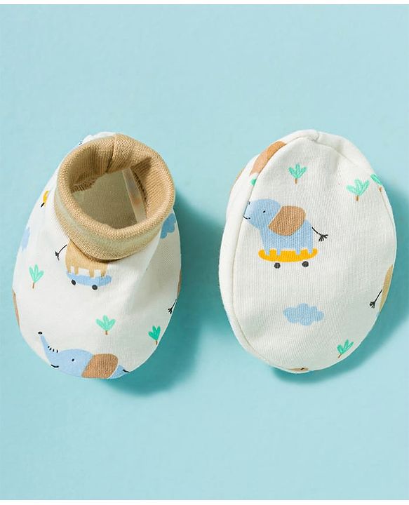 Babyhug 100% Cotton Knit Cap Mittens & Booties With Elephant Print Multicolor - Diameter 17 cm