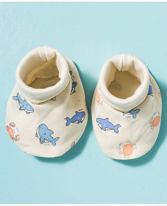 Babyhug 100% Cotton Knit Cap Mittens & Booties With Shark Print Multicolor - Diameter 17 cm