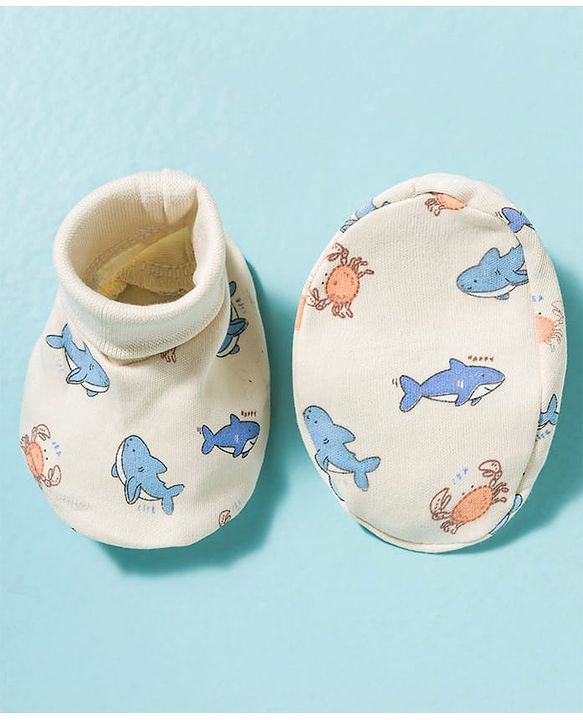 Babyhug 100% Cotton Knit Cap Mittens & Booties With Shark Print Multicolor - Diameter 17 cm